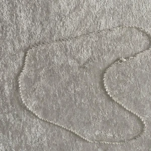 925 Silverpläterade halsband  - Elegant silverhalsband med en fin karbinhake och stämplad med 925 silver. Perfekt för att bära ensam eller med ett hänge. Kedjan har en glittrig yta som fångar ljuset vackert. Finns kvar 16,18,20 och 22 tum kvar , helt ny 