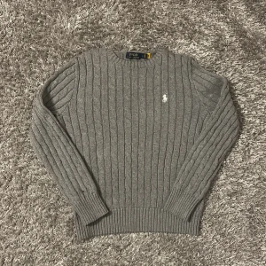 Ralph lauren kabelstickad sweatshirt - säljer nu min tvärfeta ralph lauren sweatshirt. köpt på zalando för ett par månader så den är garanterat äkta. köptes för 2000 säljer för 700 men priset är ej hugget i sten storlek L men sitter ganska slim. skriv vid minsta fundering