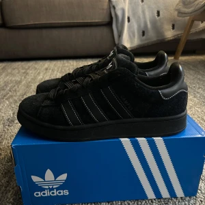 Adidas Campus  - Feta adidas campus 00 i mocka med unik stitching. Skorna är i mycket bra skick och har blivit burna fåtal gånger. Storlek 42