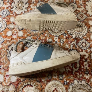 Valentino Open Skor - Hej! Säljer nu mina skor från märket Valentino , storlek 36.5, använt skick därav det låga priset. Givetvis äkta, Tveka inte på att höra av dig om du har frågor eller funderingar kring skorna!