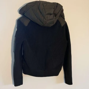 Moncler Jacka - Säljer en snygga Moncler Cardigan i färgen olivgrön✅Jackan är väldigt bra skick 9.5/10✅Priset kan såklart diskuteras vid snabb affär🤩🤝