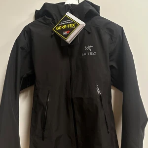 Arc'teryx jacka  - Säljer en svart GORE-TEX jacka från Arcteryx. Jackan är helt ny. 