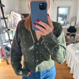 Grön kofta från Zara med pärldetaljer - Supersöt grön mjuk kofta från Zara med pärlor och stenar😍