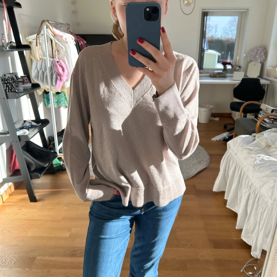 Beige glittrig tröja med v-ringning - 1