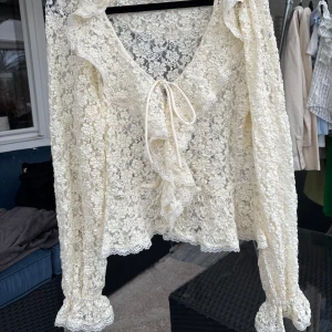 Spetsblus med knyte och knappar - Säljer denna söta spets topp med krage och fina armvolanger🌸💕🌸💕har aldrig använt