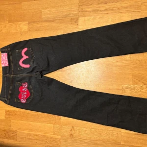 Evisu Jeans - Jättesnygga jeans från evisu som e från secondhand men för stora tyvärr, hon på bilden e 165. 