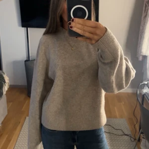 Beige stickad tröja - Stickad tröja från & other stories