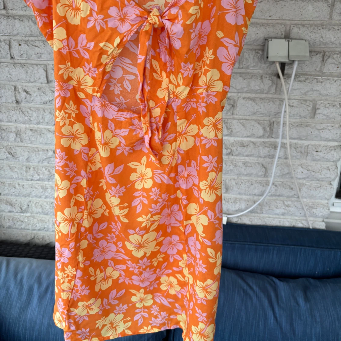 Orange blommig klänning med knyt