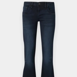 Svarta bootcut jeans från LTB - Snygga svarta bootcut jeans från LTB med klassisk femficksdesign. De har en knapp och dragkedja framtill och är perfekta för en stilren look. Modellen heter Valerie och har en bekväm passform. Jeansen är lite sliten längst ner vid foten men det är inget man tänker på.
