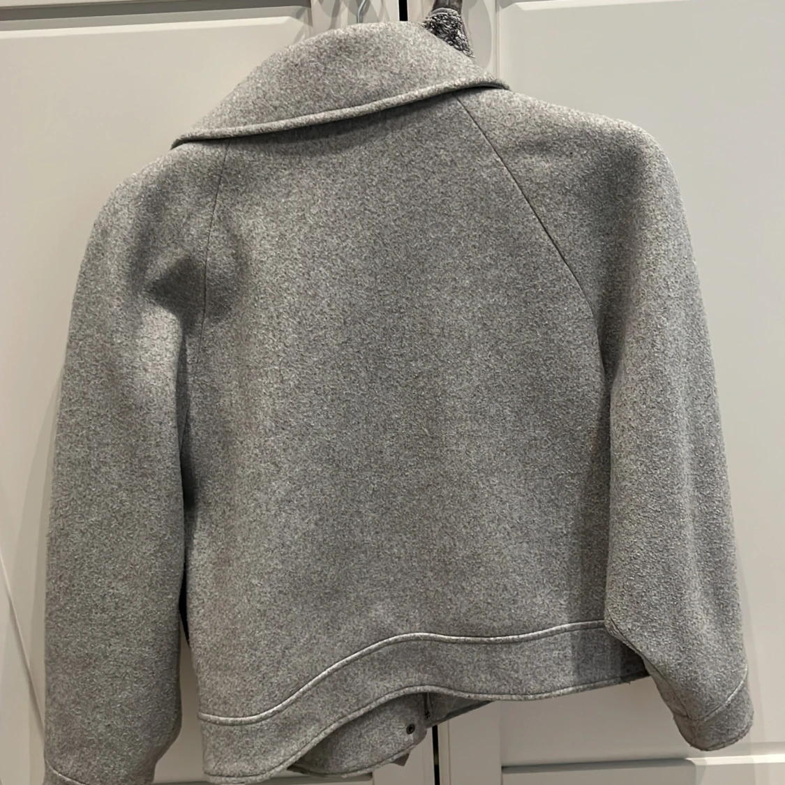 Grå jacka med tryckknappar - 2