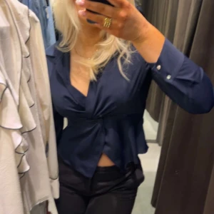 Blus Zara  - Storlek XL(liten i storlek). Ny utan prislapp 