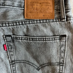 Grå jeans från Levi's - Snygga grå jeans från Levi's. Använda ett fåtal gånger. 