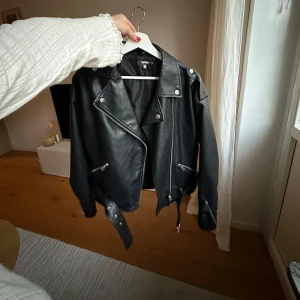 Svart skinnjacka från Missguided - Oversized skinnjacka från Missguided. 