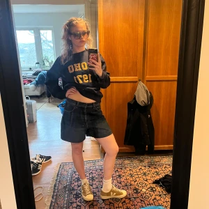 Mörkblå jeansshorts från Massimo Dutti - Säljer mina snygga Massimo Dutti shorts som jag köpte 2023. Jag har använt kortbyxorna ett par gånger men dom är väl omhändertagen. Kortbyxorna ger en fin ”old money” look då baksidan har en läderficka. Priset kan diskuteras💕🥰(storleken är okänd, men jag är storlek 36 i jeans)