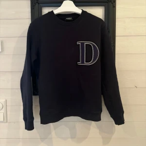 Dondup sweatshirt - Riktigt fet marinblå sweatshirt från Dondup i perfekt skick. Storlek S