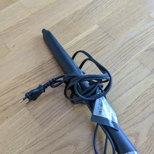 Ghd curve  - Säljer min ghd creative curve då den tyvärr samlar damm hemma hos mig. Den kommer inte till användning då jag föredrar en smalare locktång i mitt kortare hår. Den är in princip i nyskick, endast använd ett fåtal gånger. Jag har dock inte kartongen kvar än tyvärr. Köpare betalar frakt! 