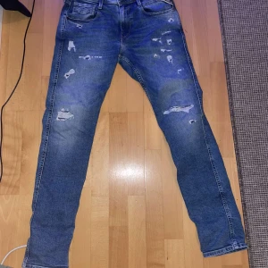 Replay Anbass - Tja, säljer mina Replay jeans då jag inte har någon användning av dem. Bra skick. Storlek-30/32. Model-Anbass. Fraktar spårbart via PostNord/InstaBox!😄