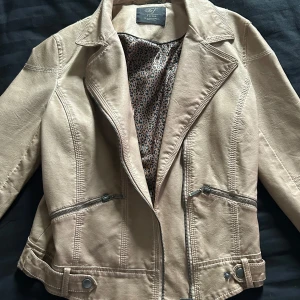 Beige skinnjacka från Zara - Storlek m, skulle säga lite liten i storleken så passar personer med s, defekter visas på bilderna