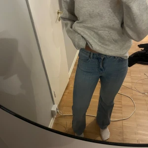 Ljusblåa jeans - Säljer en ljusblåa jeans, knappt använda. Från       & other stories.