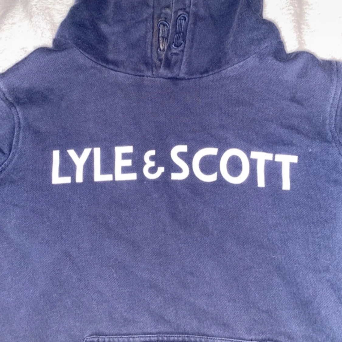 Mörkblå hoodie från Lyle & Scott - 1