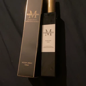 Room Spray Citrus & Orange Zest från Form Living - Säljer en elegant room spray från Form Living med doften Citrus & Orange Zest. Flaskan är svart med en guldig kork och rymmer 100 ml. Perfekt för att fräscha upp rummet med en fräsch citrusdoft. Dock har den använd så skulle säga att 70% av den är kvar 