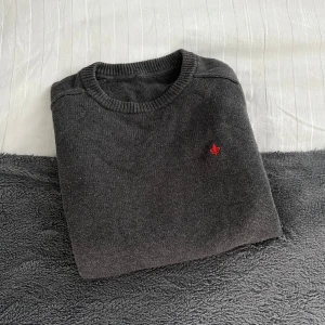 Morris Tröja Stickad - Säljer denna stickade Morris tröja i storlek S/M. Tröjan är i mycket fint skick men saknar lapp i nacken.