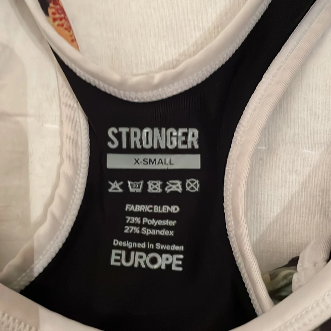 Blommig sporttopp från Stronger - 2