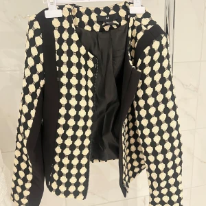 Svart & krämvit- Kavaj - Svart-krämvit kavaj från H&M i storlek 34. Säljer då den aldrig kommer till användning, för fler bilder kom privat. Inga defekter!! Pris går att diskutera🤗