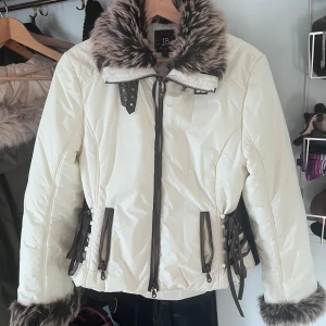 Vit vinterjacka med fuskpäls - jättesnygg jacka med päls på kragen och ärmarna, korsett snörning på sidorna och spännen på kragen. skriv för frågor 💗
