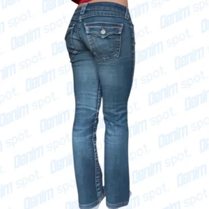 True religion jeans - Fina True religion jeans• storlek w28 • Mått: Längd: 90cm Innerbenslängd: 71cm midjebredd: 36.5cm lårbredd: 20 Benöppning: 18cm • OBS: ett litet hål på höger lår, en knapp på flappen saknas och brodyren är lite trasig. Vid frågor, meddela här! 💙