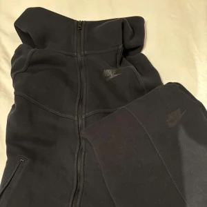 Svart nike tech set! - Svart nike tech dam version, storlek XS tror jag (tyget gör så att den är tajt), använt 1 gång.