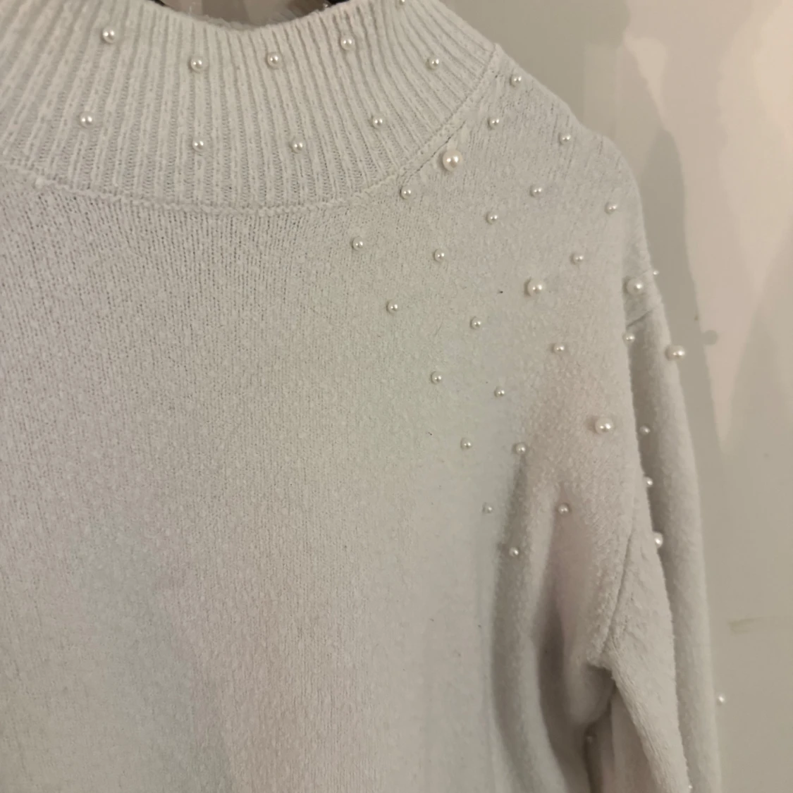 Vit tröja med pärlor från Kappahl - 3