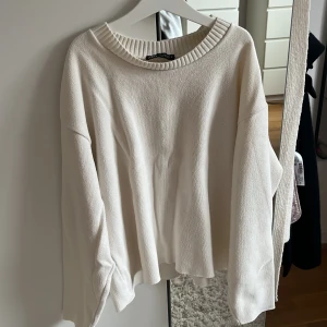 Stickad tröja från Zara - Använd fåtal gånger🤩 andra bilden är på baksidan, skulle mer säga att den sitter som en xs