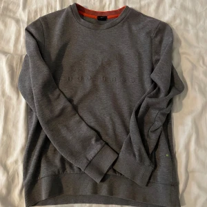 Hugo boss tröja  - Säljer nu en riktigt snygg Hugo boss tröja. Tröjan har lite slitage men inget som märks vid användning om man inte slänger ett extra öga på det. Tveka inte om ni har frågor eller funderingar!