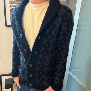 Tiger of sweden cardigan - Tjenare! Säljer en mycket stilren cardigan från tiger of sweden! Den är mycket svår att få tag i, knappt använd! Hör av er!😍