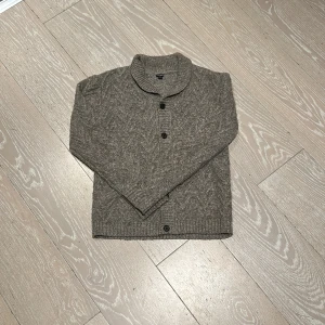 Beige stickad kofta från Kiabi - Säljer en mysig beige stickad kofta från Kiabi i storlek 12A (144-155 cm). Koftan har ett snyggt mönster och knappar framtill. skicket är riktigt fint 8/10 och koftan har inga defekter eller annat. Tveka att höra av er vid minsta lilla fundering⭐️😊