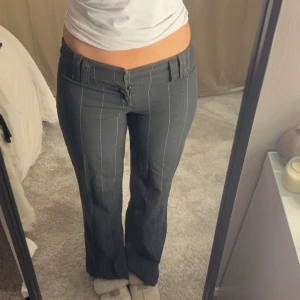 Randiga lågmidjade kostymbyxor  - Jättesnygga lågmidjade kostymbyxor💕 Står ingen storlek i men jag skulle säga S-M, skriv för frågor!!