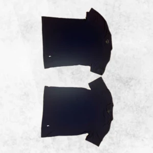 2 RL t shirts - Säljer 2 klassiska svart t-shirt från Ralph Lauren med korta ärmar och en liten broderad logga i vitt på framsidan. Perfekt för en stilren look.