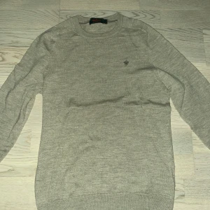 Morris crewneck - Säljer en stilren beige tröja från Morris. Tröjan har en liten broderad logga på bröstet och är tillverkad i 100% merino ull. 
