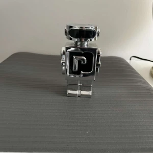 paco rabanne phantom - Tjena! Säljer min parfym från paco rabanne det är 100ml flaska och det är ca 70-80 ml kvar i den. Den luktar riktigt gott perfekt för dig som vill vara lite unik och få mycket komplimanger, har själv den som prydnad hemma för flaskan är riktigt stilig. Har av er vid frågor eller intresserad!