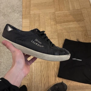 Saint laurent - Feta saintlaurents som är sällsynta| speciellt om man vill ha äkta🔥| nypris över 7000 kr| mitt pris 2799🤝| lite slitna där fram då slitingarna har gått upp lite(de är där ursprungligen)💫och lite i sulan men syns såklart inte| skriv vid frågor🙏|