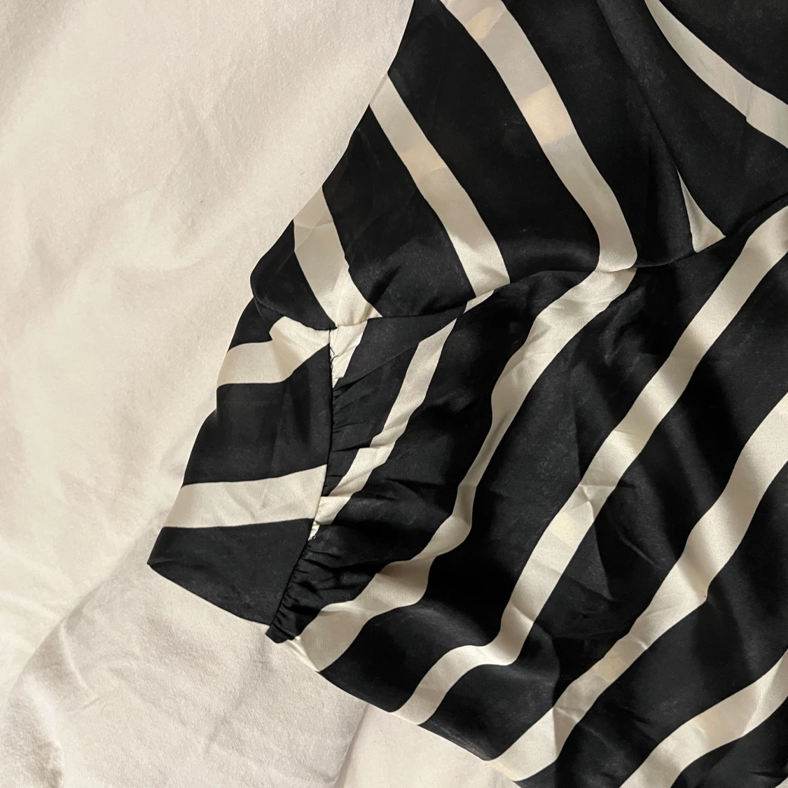 Svartvit randig oneshoulder topp - 2