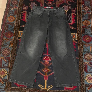 Jaded London Colossus Baggy jeans - Säljer nu mina Jaded London Colossus jeans som är i färgen ”washed black”. Utöver att byxorna har tre små hål vid bältesöglorna är de i väldigt bra skick. Vid fler frågor är det bara att höra av sig. Mvh