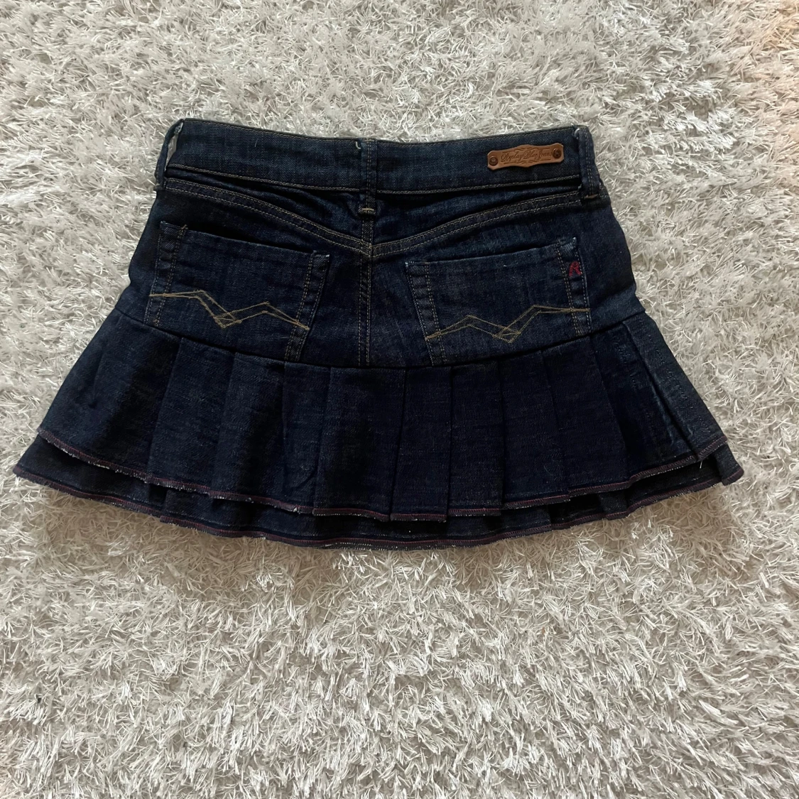 Mörkblå jeanskjol med volang - 1