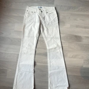 Vita bootcut jeans - jätte fina lågmidjade jeans. säljer då de inte passade mig, ( lånade bilder från förra ägaren ). 💗