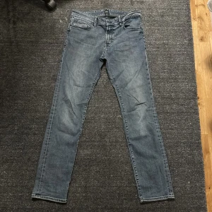 Blå Jeans Hugo Boss - Hugo Boss Jeans med stretch. Storlek 32 32. Gjord för det mesta av bomull men även polyester.