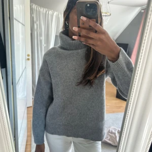 Grå polotröja i kashmir från Lisa Yang - Supermjuk och lyxig grå polotröja från Lisa Yang i 100% kashmir. Oversized fit med bred polokrage och ribbade muddar. Perfekt för kalla dagar då den är super mjuk och varm. Använd fåtal gånger. Storlek 2 vilket motsvarar XS, men passar mig superbra som vanligtvis har S. Nypris: 4 495