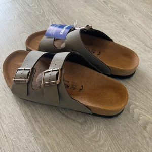 Birkenstock  - Birkenstock helt nya i strl 42 pris endast 1099 skriv för frågor pris kan diskuteras