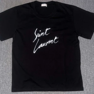 Saint Laurent t shirt - Hej,säljer min Saint Laurent t-shirt som är i storlek S och i mycket bra skick dom har inga deffekter eller andra fel och vid intresse är det bara att skriva