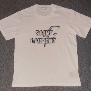 Saint Laurent T-shirt - Hej,säljer min Saint Laurent t-shirt som är i storlek S och i mycket bra skick dom har inga deffekter eller andra fel och vid intresse är det bara att skriva